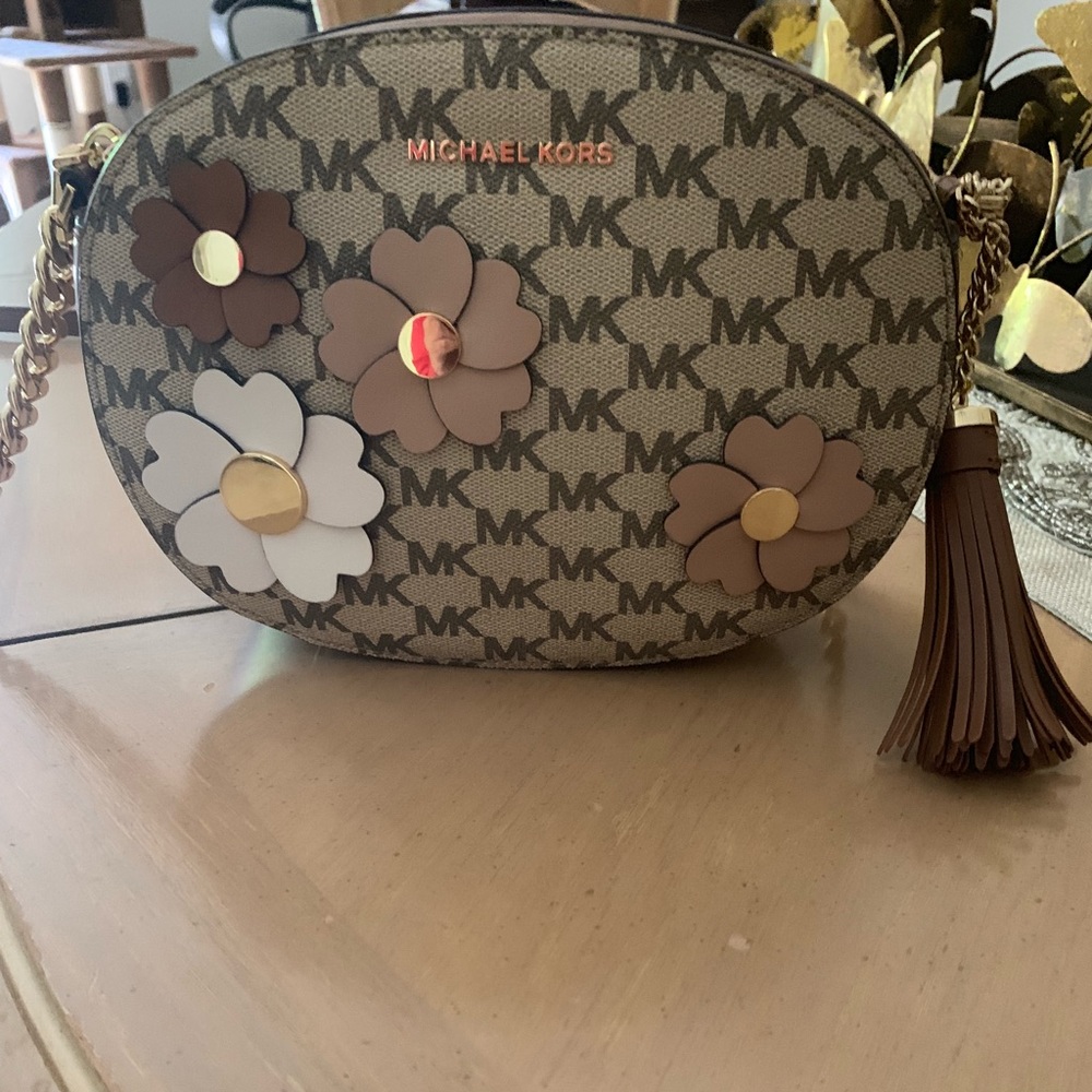 Gorgeous Michael Kors crossbody